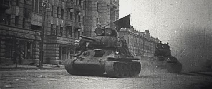 Танки Т-34 проезжают по Московской улице освобожденного Орла