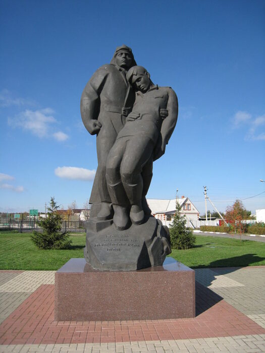Памятник павшим воинам в мемориальном комплексе "Прохоровское поле"