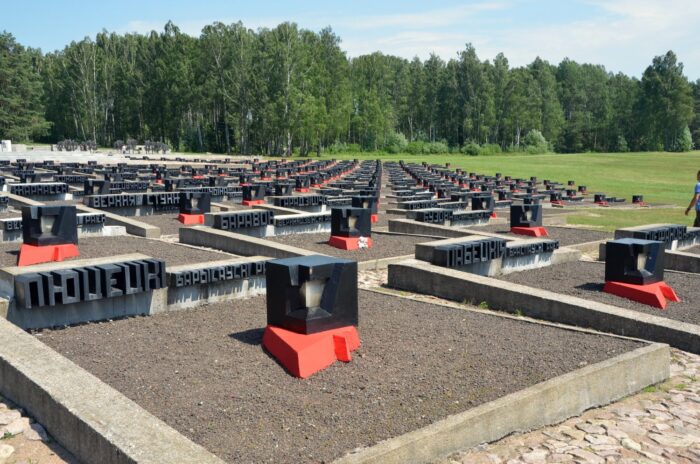 "Кладбище деревень" в Мемориальном комплексе "Хатынь"