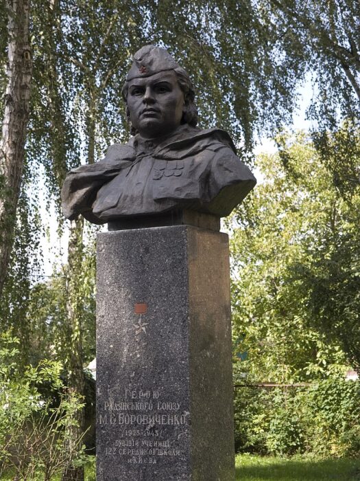 Памятник Марии Боровиченко возле средней школы № 122 в г. Киеве