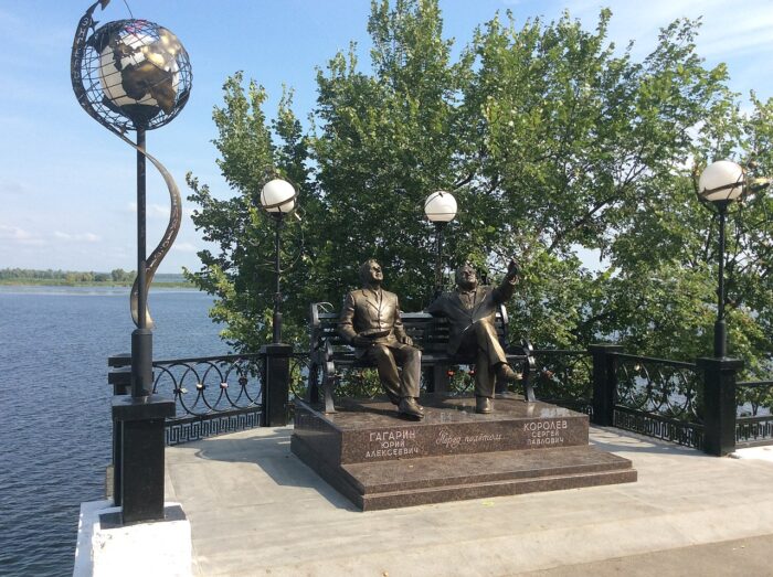 Памятник Сергею Королёву и Юрию Гагарину в Энгельсе Саратовской области