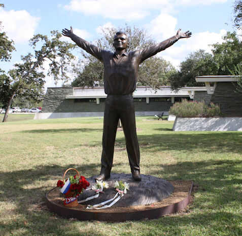 Памятник Гагарину в Хьюстоне (США)