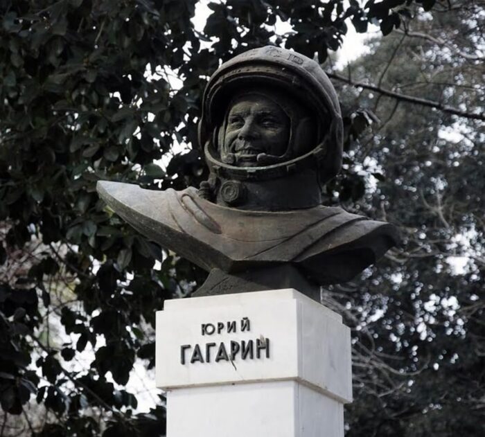 Памятник Гагарину в Никосии (Кипр)