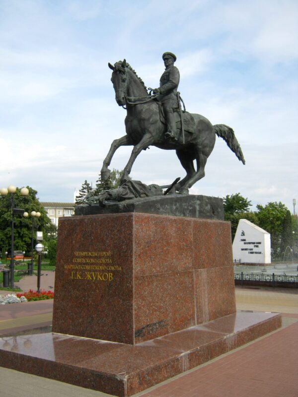 Памятник Георгию Жукову в Калуге