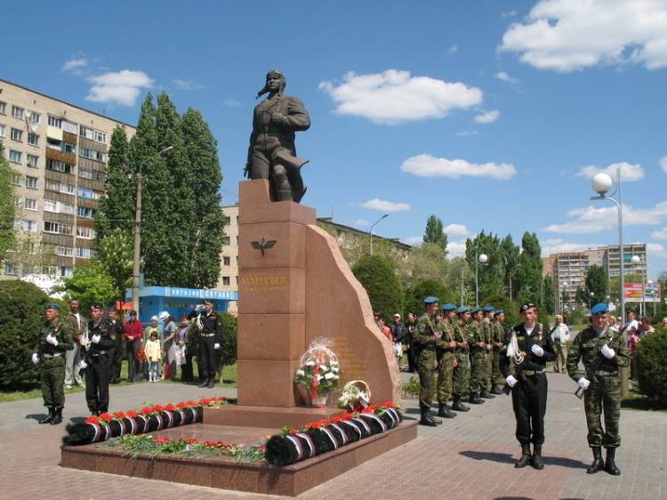 Памятник Алексею Маресьеву в его родном городе Камышине