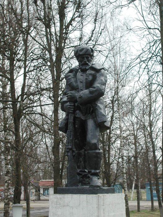 Памятник партизанам в посёлке Бетлица Калужской области