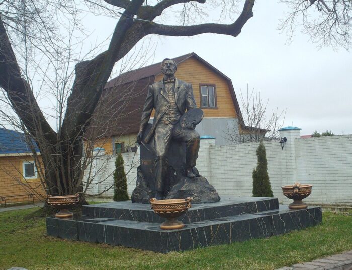 Памятник Иллариону Прянишникову в селе Тимашово Калужской области
