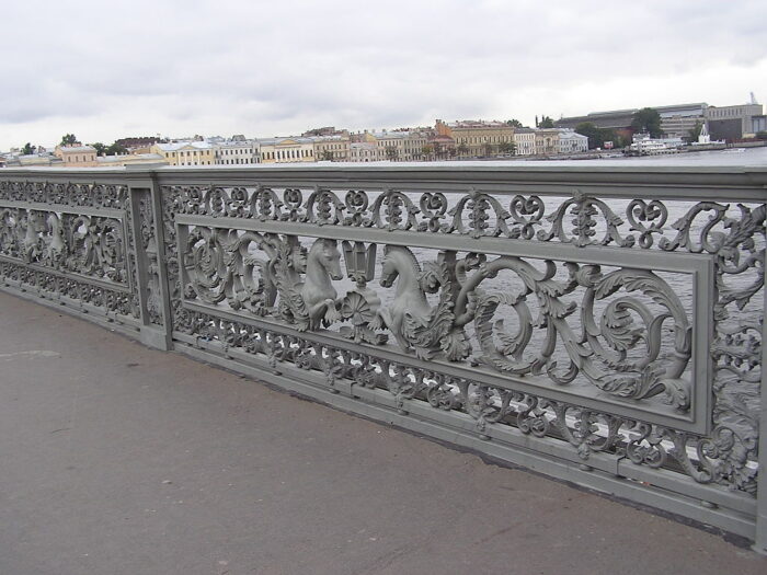 Гиппокампы на перилах Благовещенского моста в Санкт-Петербурге