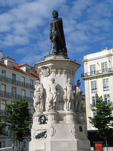 Памятник Камоэнсу на одноимённой площади в Лиссабоне был установлен в 1856 году
