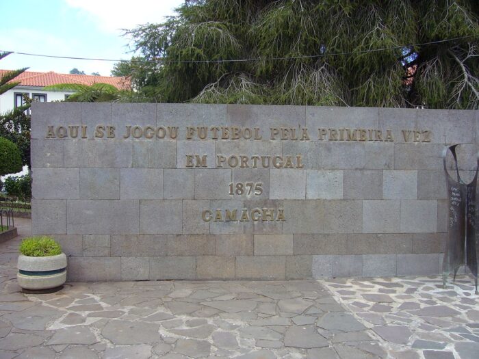 Памятник на острове Мадейра на месте, где впервые сыграли в футбол