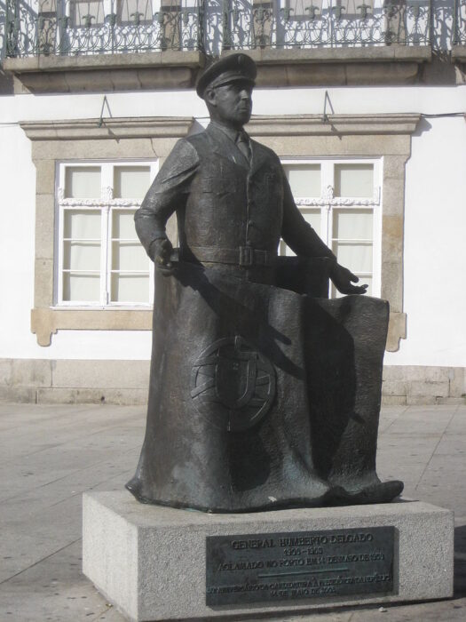 Памятник Умберту Делгаду в Порту