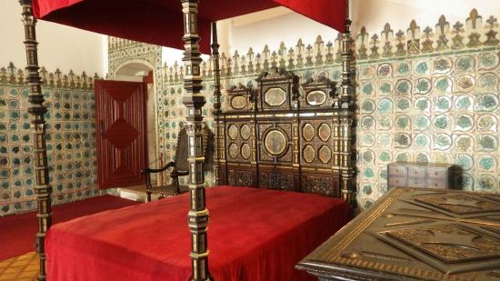 Королевская спальня во дворце в Синтре со старинными азулежу