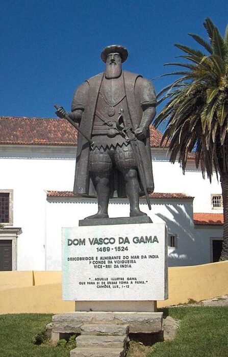 Статуя Васко да Гама в городе Синиш, Португалия