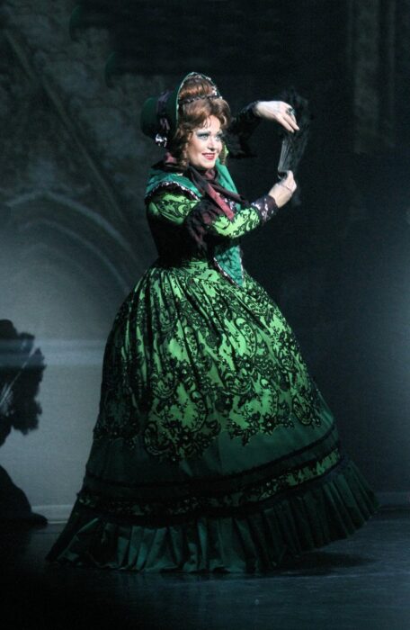Актриса Елена Сошникова в зелёном платье