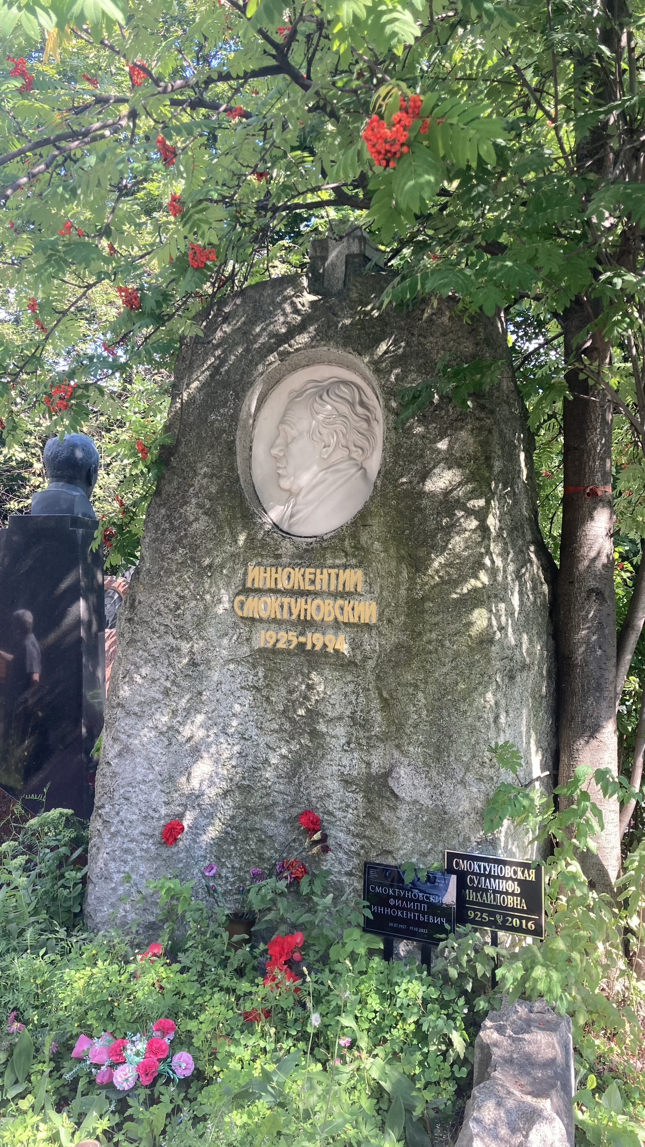 Могила Иннокентия Смоктуновского