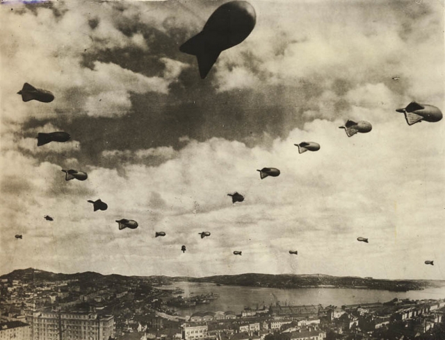 Аэростаты над центром города. Владивосток, 1943 г.
