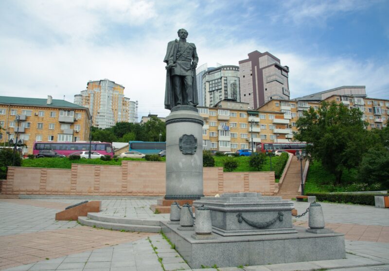 Памятник и могила Муравьёва-Амурского во Владивостоке