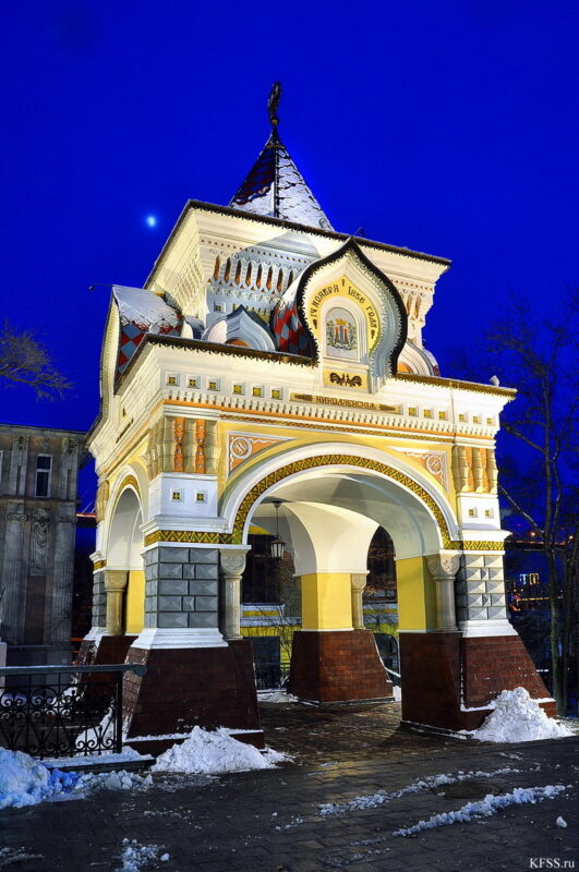 Вид арки с западного фасада (с гербом Приморской области)