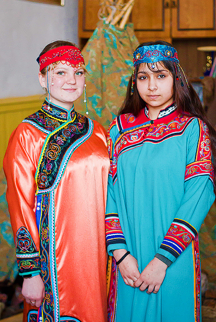 Ученицы школы с. Лукьяновка в удэгейских праздничных костюмах