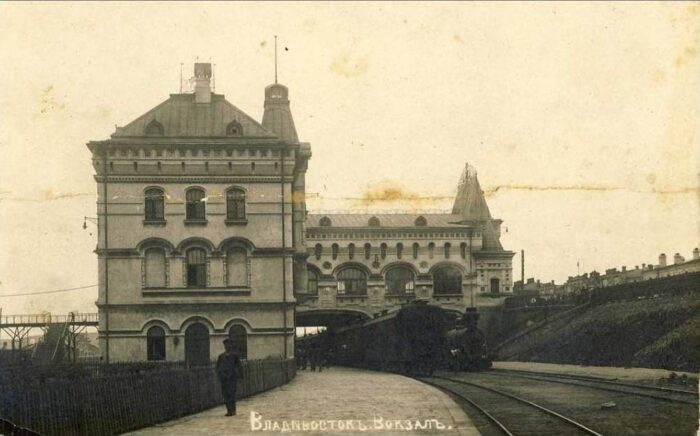 Железнодорожный вокзал Владивостока, начало XX века