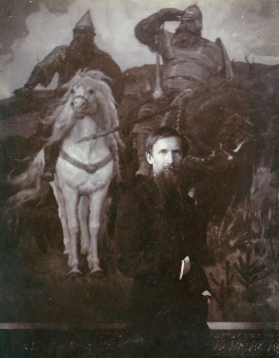 Виктор Васнецов у картины "Богатыри" в 1898 году