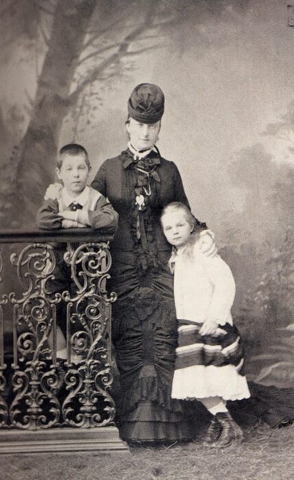Светлейшая княгиня Е.М. Юрьевская (Долгорукова) с сыном Георгием и дочерью Ольгой. Примерно 1881-1883 гг.