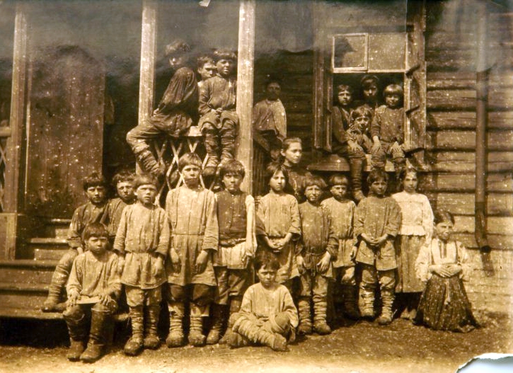 Крестьянские дети у крыльца сельской школы в Ясной поляне