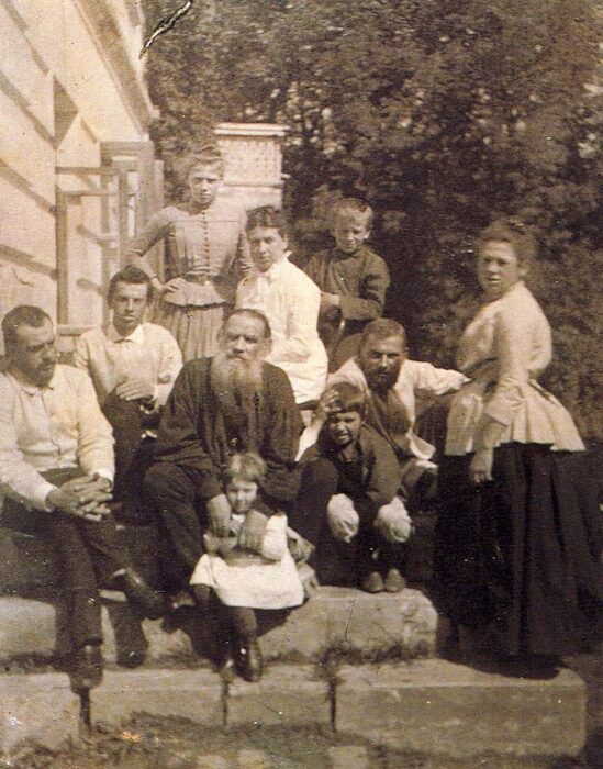 Лев Толстой с женой и детьми, 1887 год