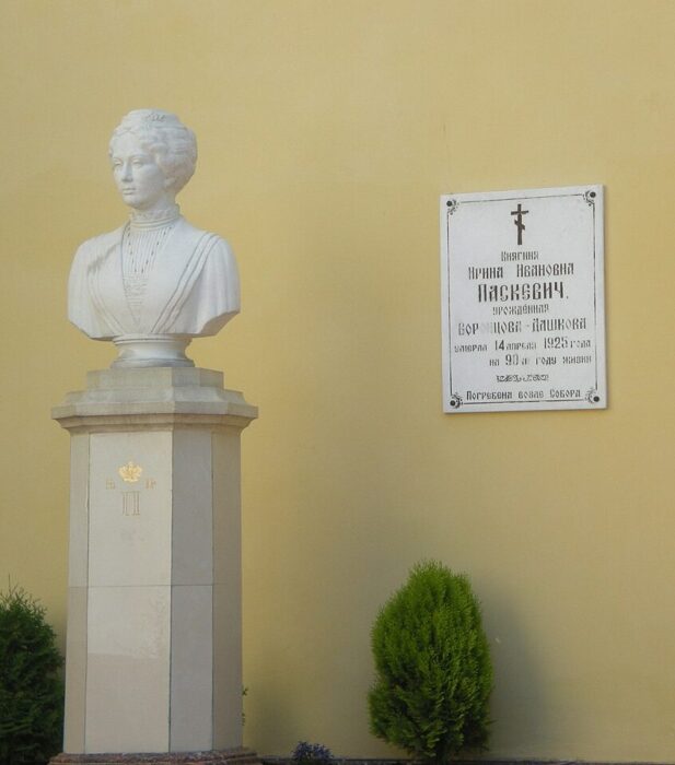 Бюст и мемориальная доска Ирины Паскевич в Гомеле у стены Петропавловского собора