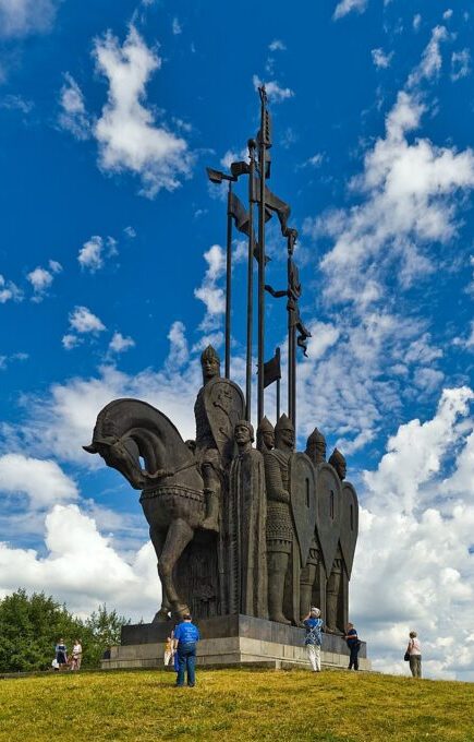 Памятник князю Александру Невскому и его дружине на горе Соколиха под Псковом