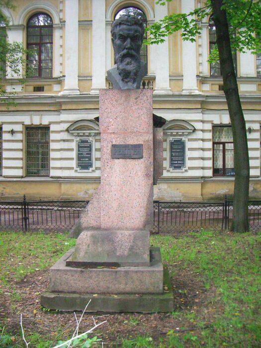 Памятник Вильгельму Рентгену в Санкт-Петербурге