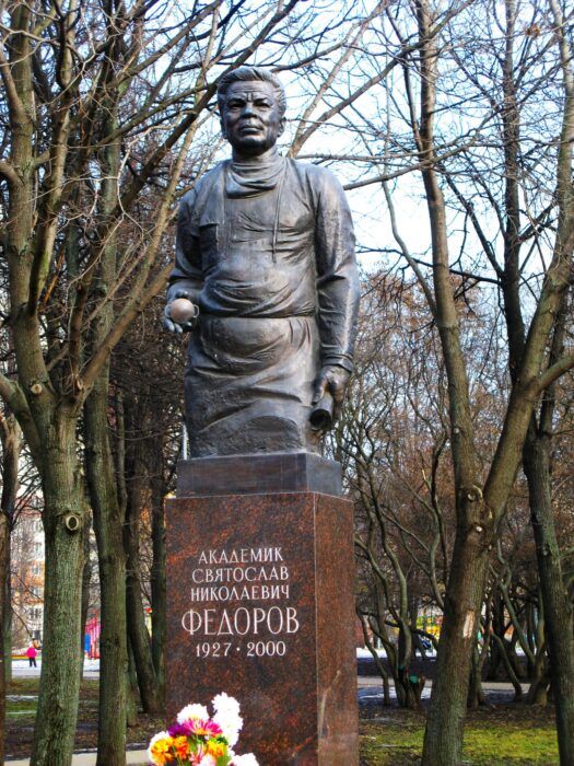 Памятник Святославу Фёдорову в Москве