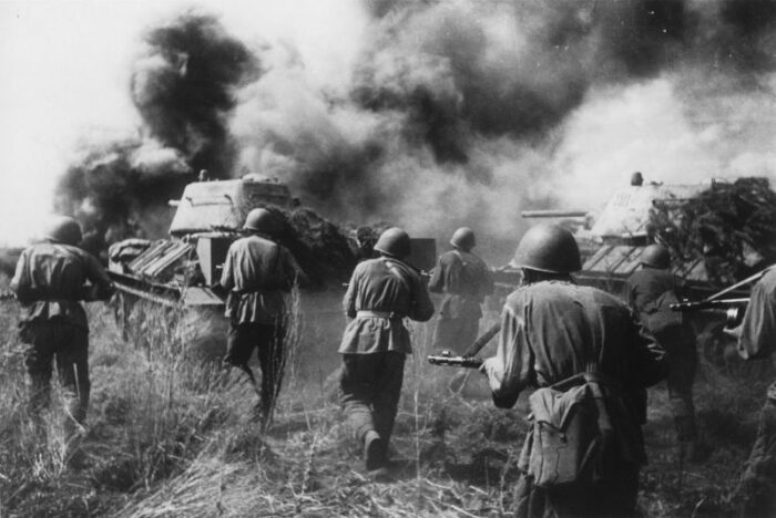 Советская пехота и танки Т-34 в наступлении во время боев на Курской дуге