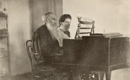 Лев Николаевич Толстой и его младшая дочь Саша играют на рояле в четыре руки