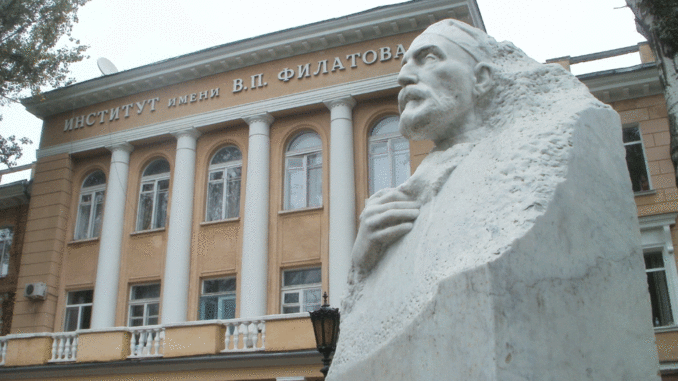 Памятник Владимиру Филатову у института его имени в  Одессе