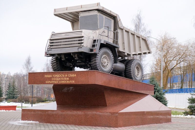 Памятник создателям карьерных самосвалов, установленный около завода