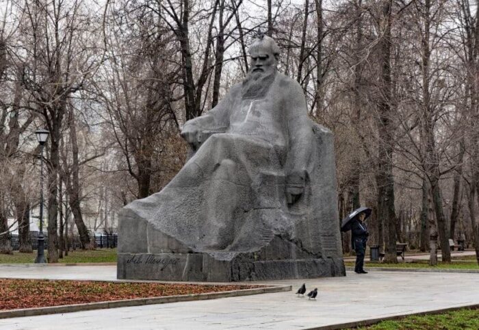Памятник Льву Толстому в Москве
