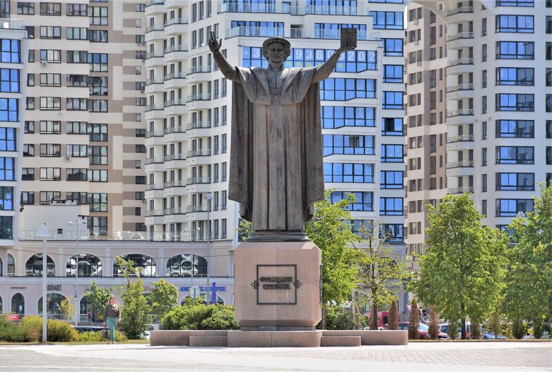 Памятник Франциску Скорине в Минске, у Национальной библиотеки Беларуси