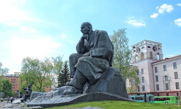 Памятник Якубу Коласу в Минске