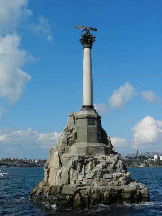 Памятник затопленным кораблям в Севастополе