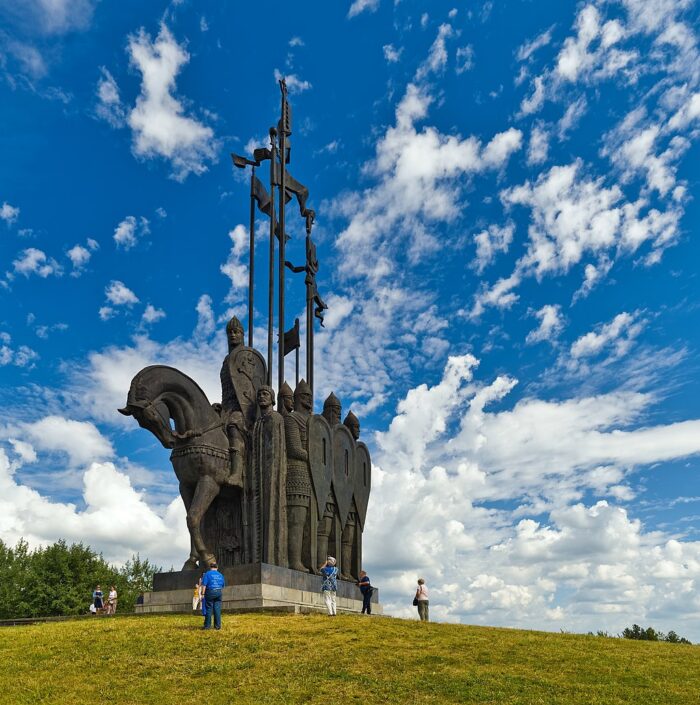 Памятник князю Александру Невскому и его дружине на горе Соколиха под Псковом