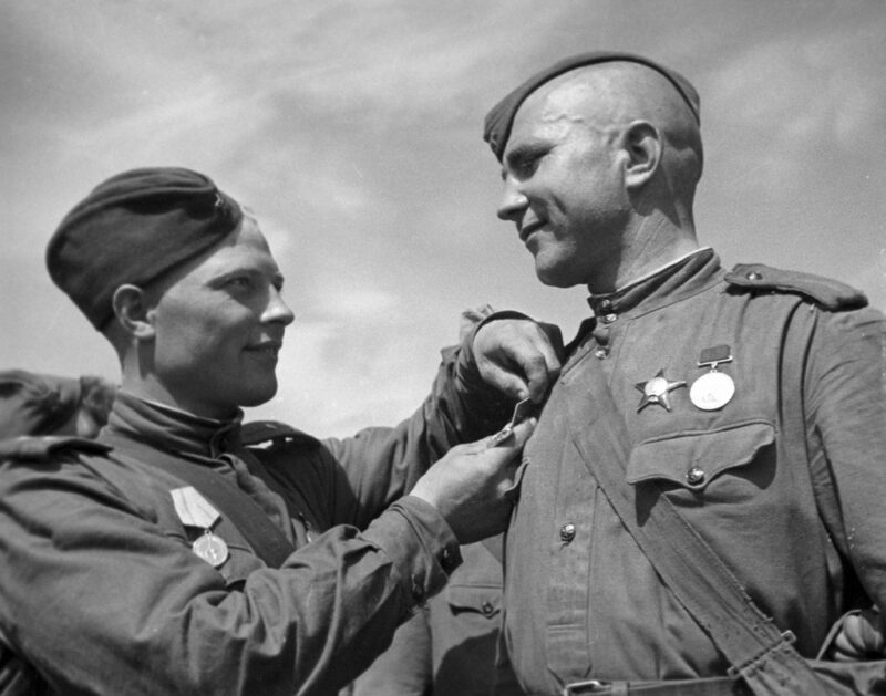 Награждение медалью "За оборону Ленинграда", 1 июня 1944 года