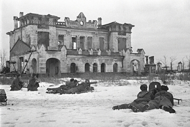 Советские солдаты ведут бой в Пушкине, 21 января 1944 г. Фотография Б. Кудоярова