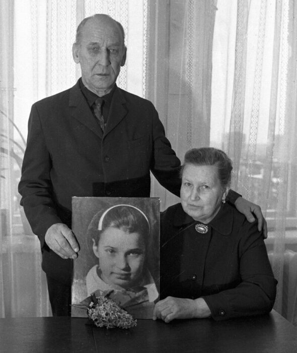 Михаил и Нина Савичевы с портретом Тани