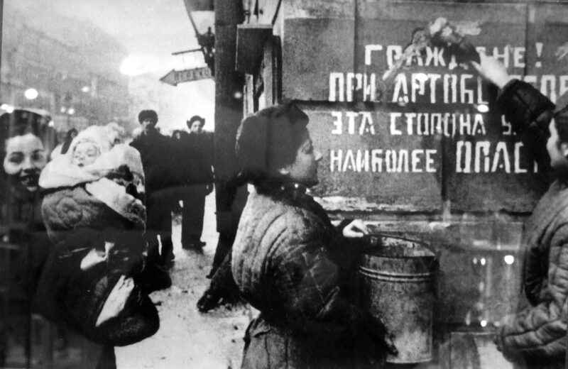 Ленинградцы закрашивают надпись после снятия блокады, 1944 г.
