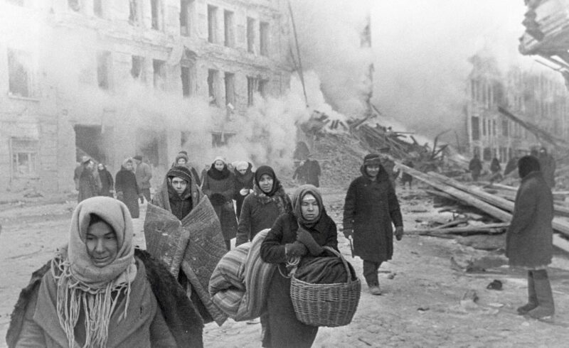 Жители Ленинграда покидают свои дома, разрушенные бомбёжкой, 10 декабря 1942 года