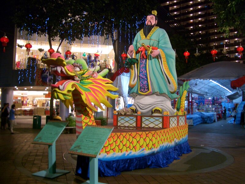 Цюй Юань в драконьей лодке, украшающий одну из центральных площадей Сингапура на Праздник драконьих лодок