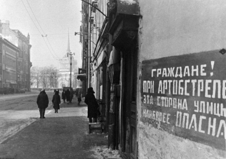 Надпись на Невском проспекте, 10 декабря 1942 года 