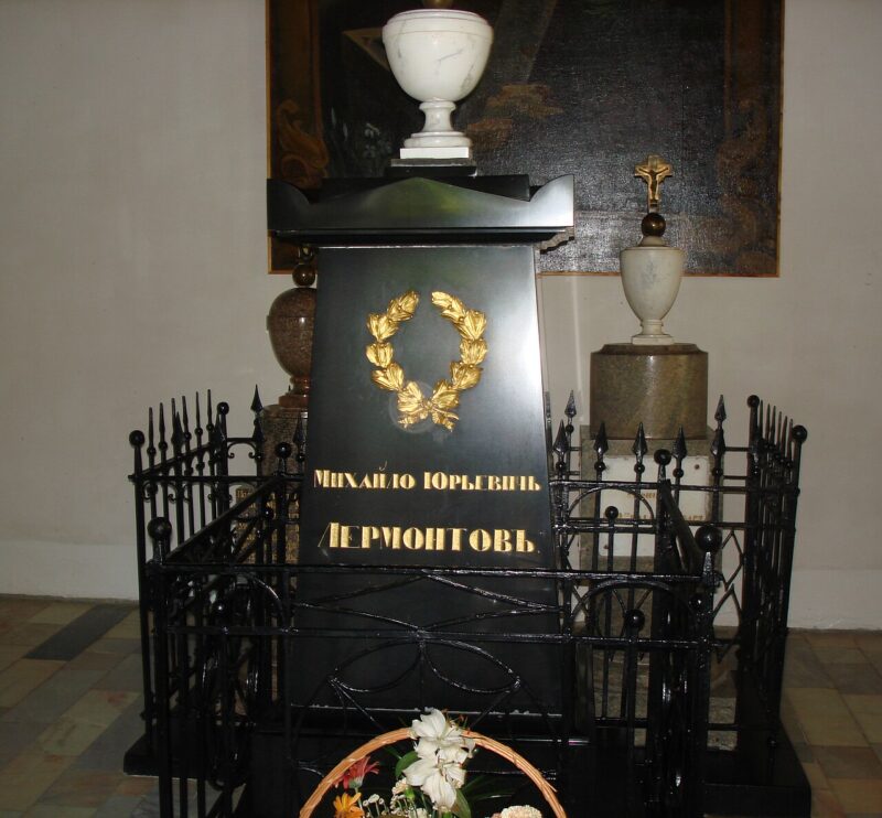 Надгробный памятник на могиле Лермонтова в Тарханах
