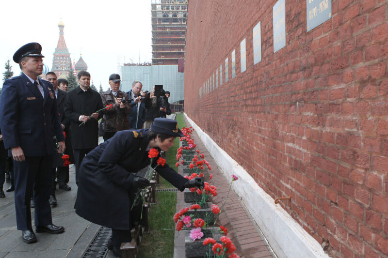 Возложение цветов к могиле Гагарина